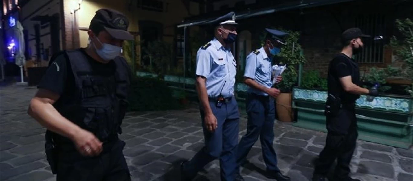 Σκηνές ολοκληρωτισμού: Βάπτισαν «πάρτυ» επτά άτομα σε ένα σπίτι για να τους κόψουν πρόστιμα